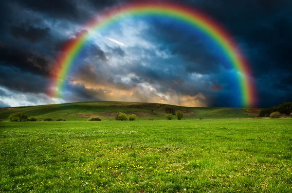 Arco iris y cielo tormentoso nublado — Foto de Stock