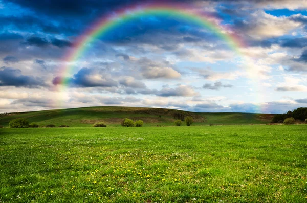 Arco iris y cielo nublado — Foto de Stock