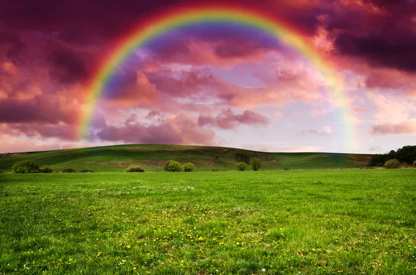 Arco iris y cielo tormentoso nublado — Foto de Stock