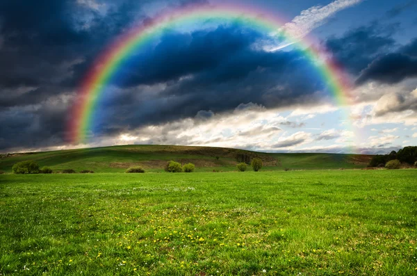 Arco iris y cielo nublado — Foto de Stock