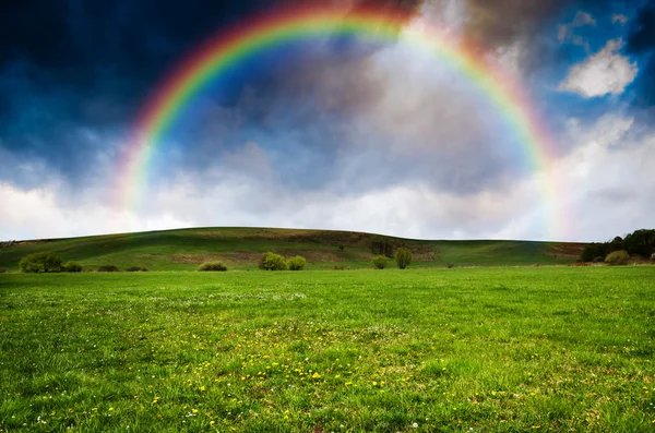 Arco iris y cielo nublado — Foto de Stock