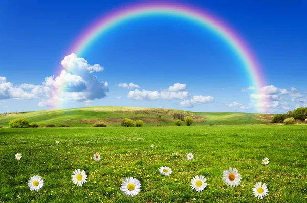 Dia ensolarado com arco-íris e nuvens brancas fofas — Fotografia de Stock