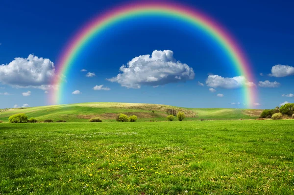 Giornata soleggiata con arcobaleno e soffice nuvole bianche — Foto Stock