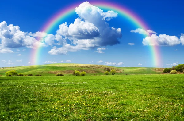 Dia ensolarado com arco-íris e nuvens brancas fofas — Fotografia de Stock