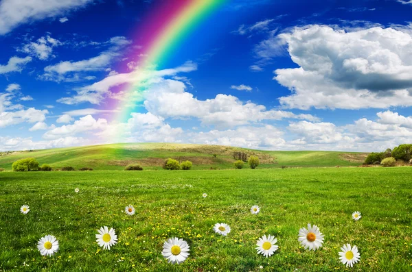 Sonniger Tag mit Regenbogen und flauschig weißen Wolken — Stockfoto