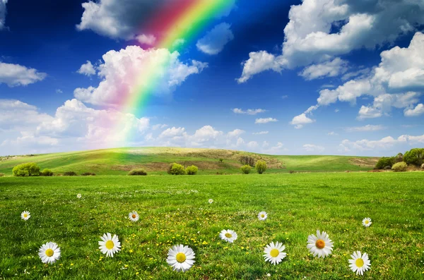 Sonniger Tag mit Regenbogen und flauschig weißen Wolken — Stockfoto