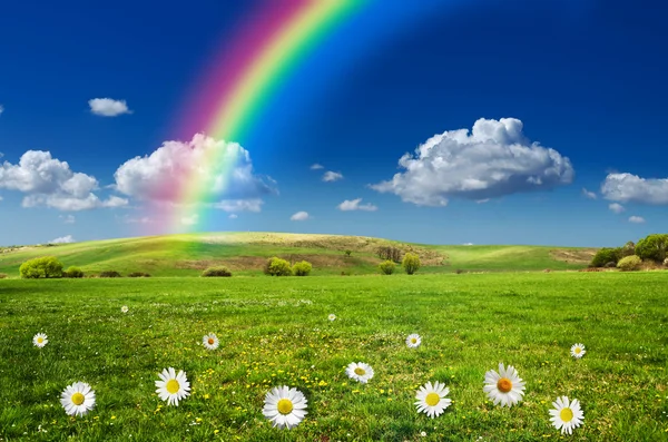 Día soleado con arco iris y nubes blancas esponjosas — Foto de Stock