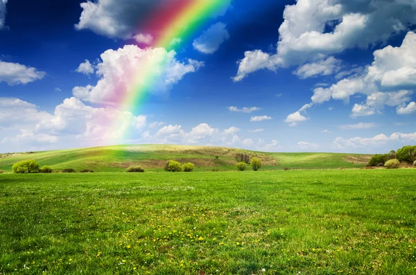 Día soleado con fondo de arco iris — Foto de Stock