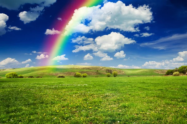 Día soleado con fondo de arco iris — Foto de Stock