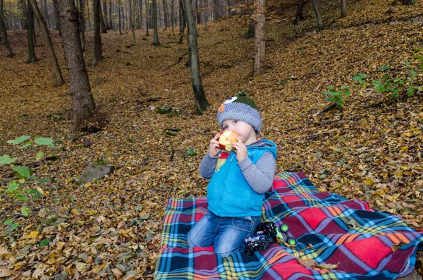 Niedlicher kleiner Junge — Stockfoto