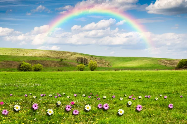 Día soleado con arco iris y nubes blancas esponjosas — Foto de Stock