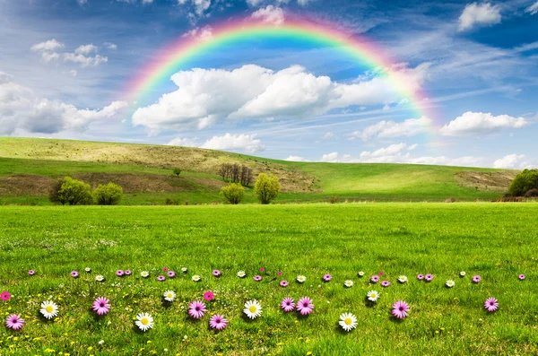 Día soleado con arco iris y nubes blancas esponjosas — Foto de Stock