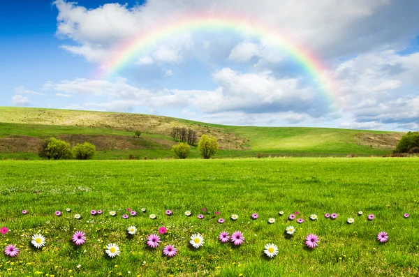 Día soleado con arco iris y nubes blancas esponjosas — Foto de Stock