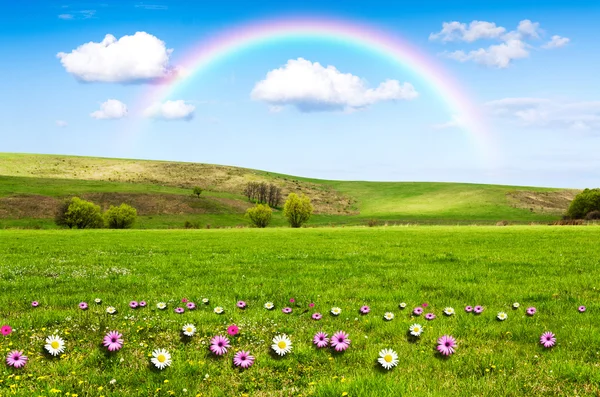 Día soleado con arco iris y nubes blancas esponjosas — Foto de Stock