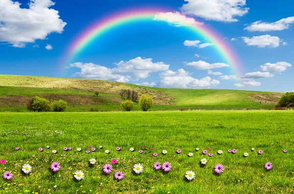 Día soleado con arco iris y nubes blancas esponjosas — Foto de Stock