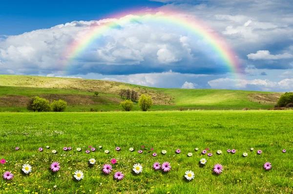 Día soleado con arco iris y nubes blancas esponjosas — Foto de Stock