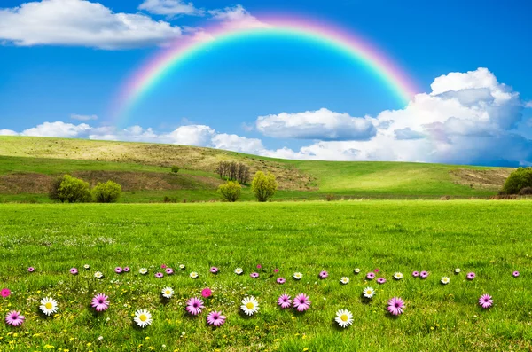 Día soleado con arco iris y nubes blancas esponjosas — Foto de Stock