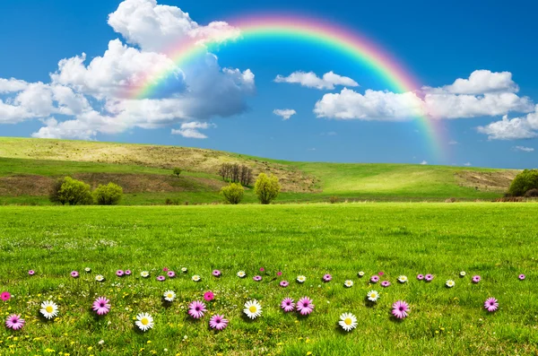 Día soleado con arco iris y nubes blancas esponjosas — Foto de Stock