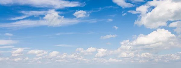 Ciel bleu avec nuages gros plan — Photo