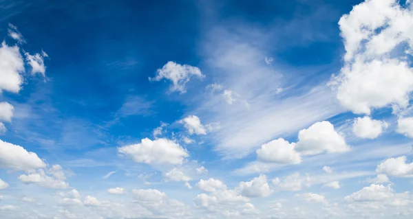 Ciel bleu avec nuages gros plan — Photo