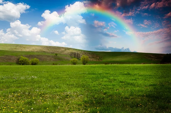 Campo verde con arco iris, concepto de día y de noche — Foto de Stock