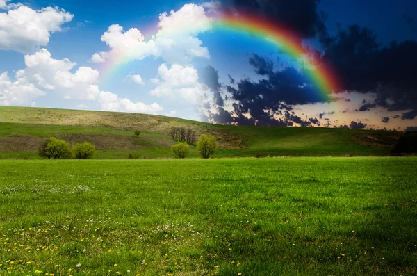 Campo verde con arco iris, concepto de día y de noche — Foto de Stock