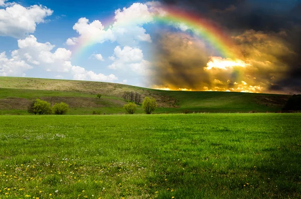 Campo verde con arco iris, concepto de día y de noche — Foto de Stock