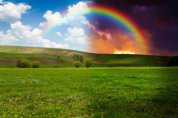 Campo verde con arco iris, concepto de día y de noche — Foto de Stock