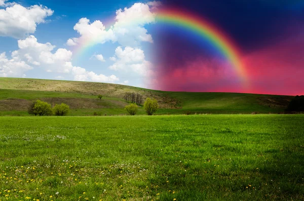 Campo verde con arco iris, concepto de día y de noche — Foto de Stock