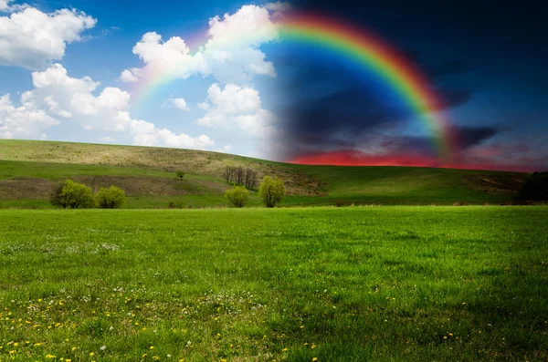 Campo verde con arco iris, concepto de día y de noche — Foto de Stock