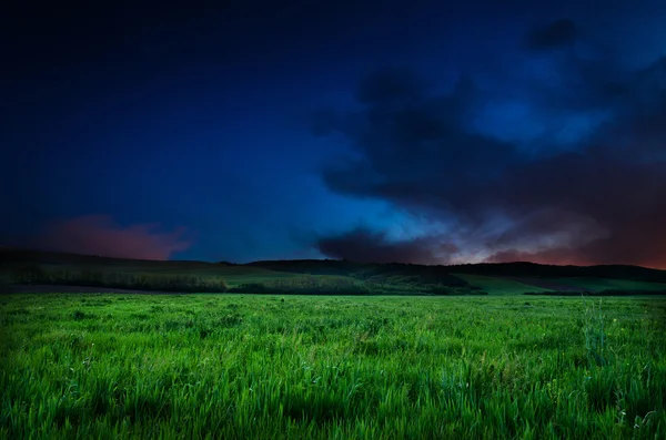 Vista bonita do campo da noite — Fotografia de Stock