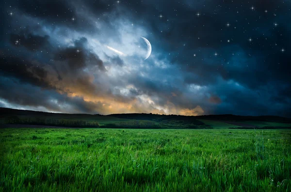 夜晚的天空和场背景 — 图库照片
