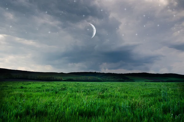 夜晚的天空和场背景 — 图库照片