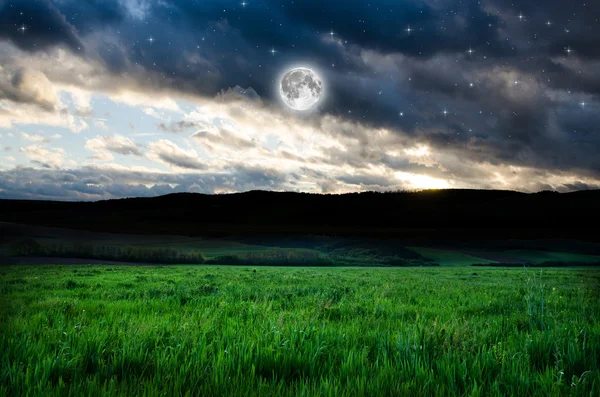 W nocy niebo pełnia tło — Zdjęcie stockowe