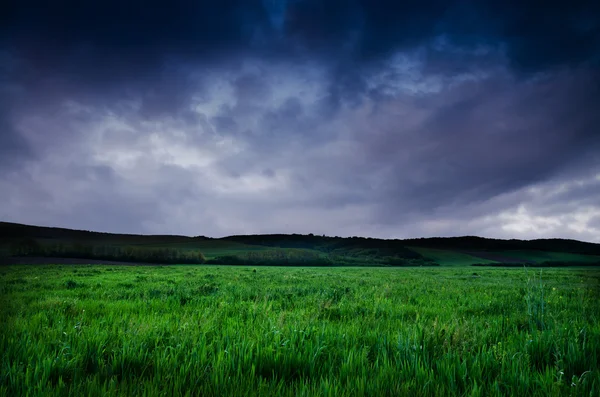 Champ et ciel dramatique la nuit — Photo