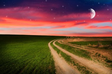 Kırsal yol ve yıldızlarla gece gökyüzü