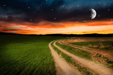 Kırsal yol ve yıldızlarla gece gökyüzü