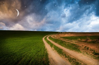 Kırsal yol ve yıldızlarla gece gökyüzü
