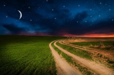 Kırsal yol ve yıldızlarla gece gökyüzü