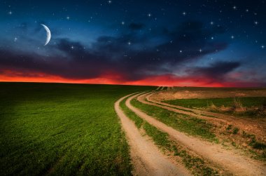 Kırsal yol ve yıldızlarla gece gökyüzü