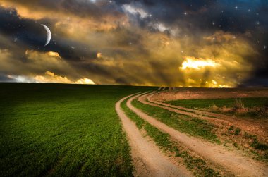 Kırsal yol ve yıldızlarla gece gökyüzü