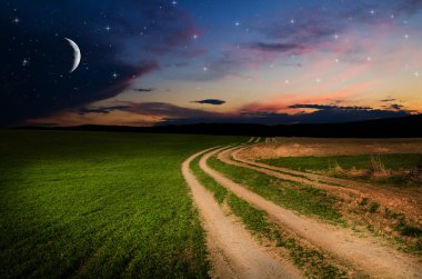 Kırsal yol ve yıldızlarla gece gökyüzü