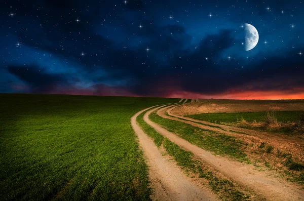 Landelijke weg en hemel met sterren in de nacht — Stockfoto