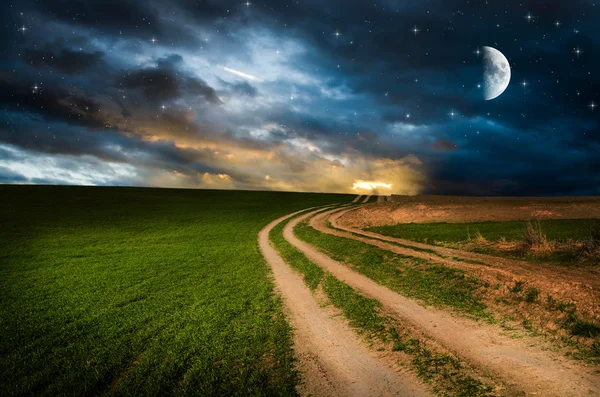 Landelijke weg en hemel met sterren in de nacht — Stockfoto