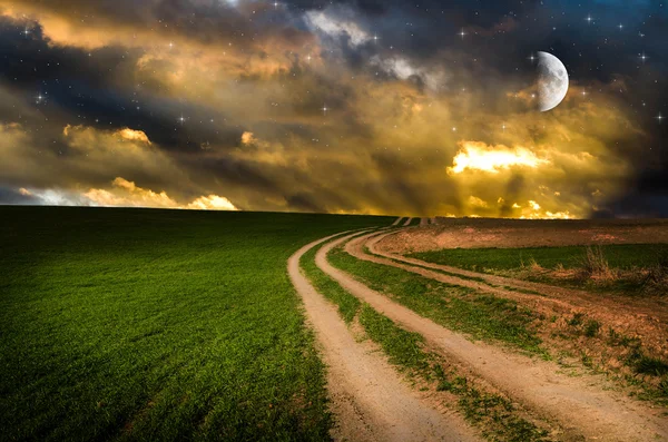 Lantlig väg och himmel med stjärnor i natt — Stockfoto