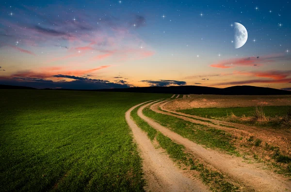 农村公路和夜晚的繁星中的天空 — 图库照片