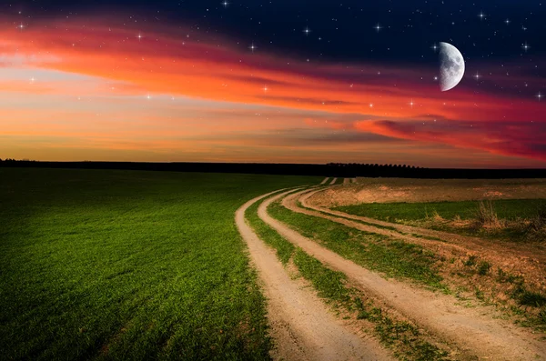 Сельская дорога и небо со звездами в ночи — стоковое фото