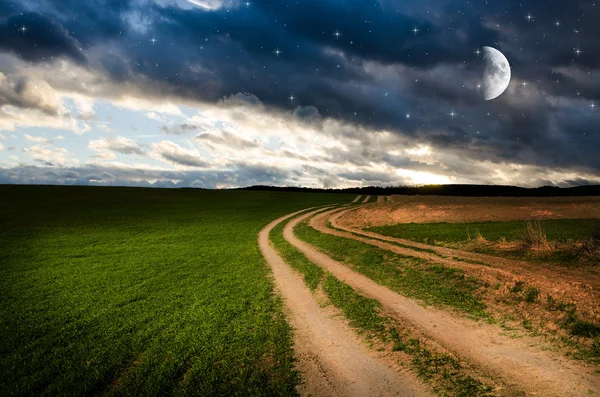 Lantlig väg och himmel med stjärnor i natt — Stockfoto