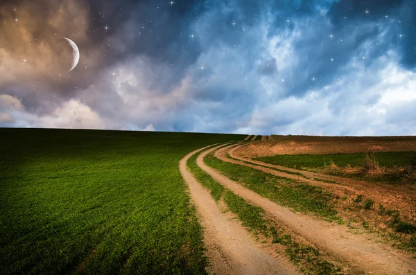 Landelijke weg en hemel met sterren in de nacht — Stockfoto