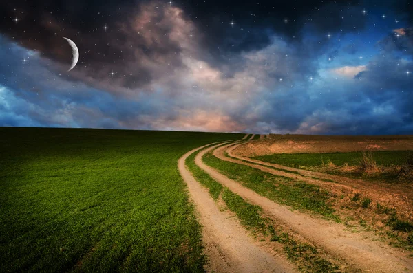 Strada rurale e cielo con stelle nella notte — Foto Stock